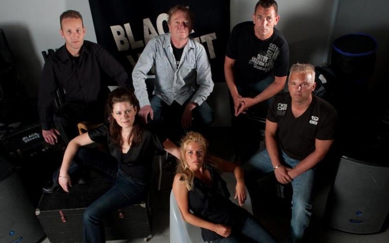 Black Velvet voordelig boeken bij burolivemuziek.nl
