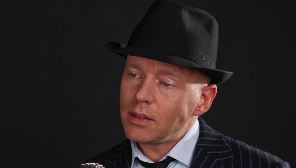 Frank in Person boeken? Via Erkend Artiestenbureau! Transparante vermelding prijzen en betrouwbaar boeken. Gratis advies! Jouw feest de juiste muziek!