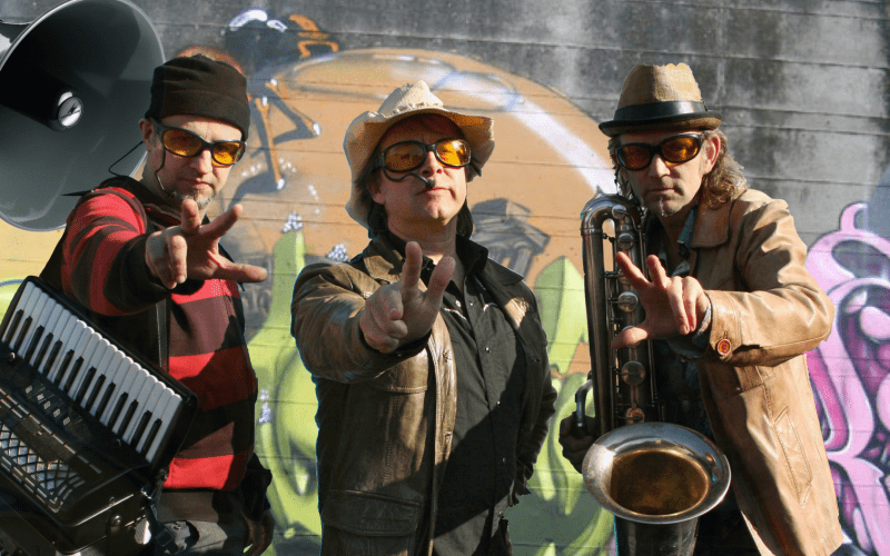 Dansman3 boek je voordelig bij burolivemuziek.nl