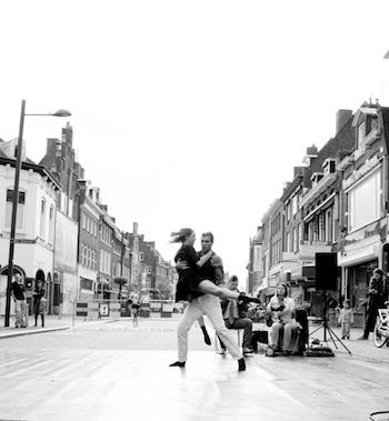 Lente boeken? Via Erkend Artiestenbureau! Transparante vermelding prijzen en betrouwbaar boeken. Gratis advies! Jouw feest de juiste muziek!