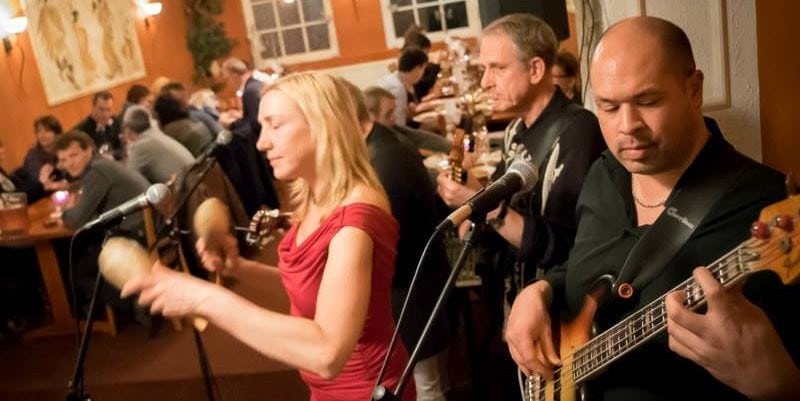 Son Asi boek je voordelig bij burolivemuziek.nl