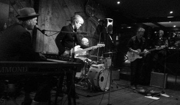 Sunset Travellers voordelig boeken bij Burolivemuziek.nl