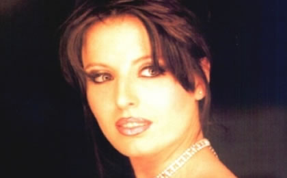 claudia (stagiaire Toos) voordelig boeken bij Burolivemuziek.nl