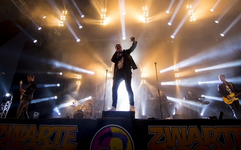 Weekend Warriors voordelig boeken bij Burolivemuziek.nl