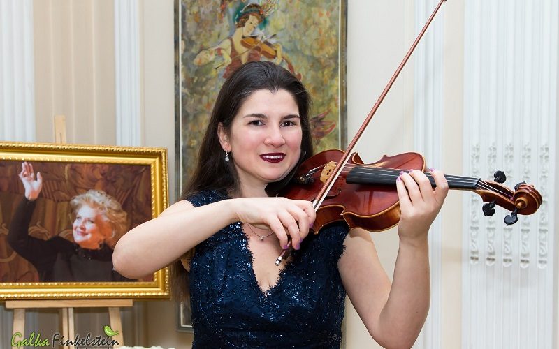 Violiste Anna Badalian Burolivemuziek.nl