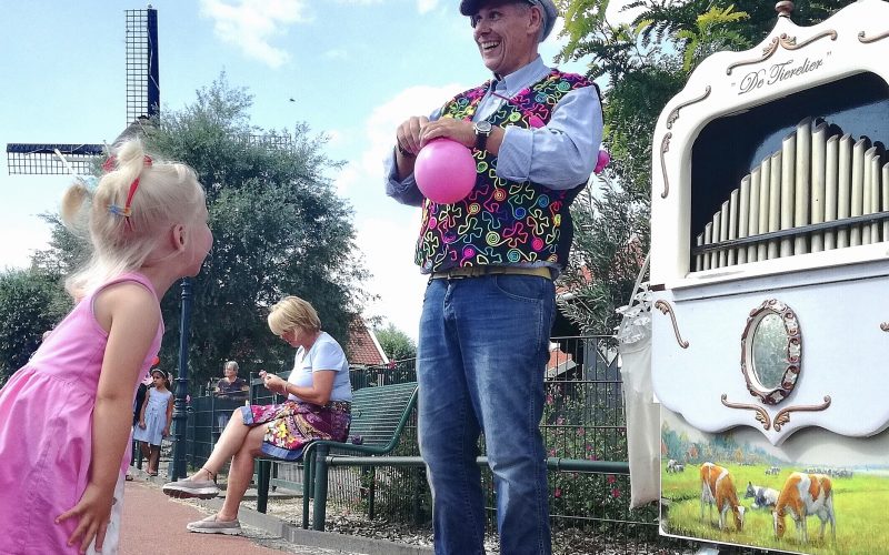 Ballonnenclown met orgel Burolivemuziek.nl