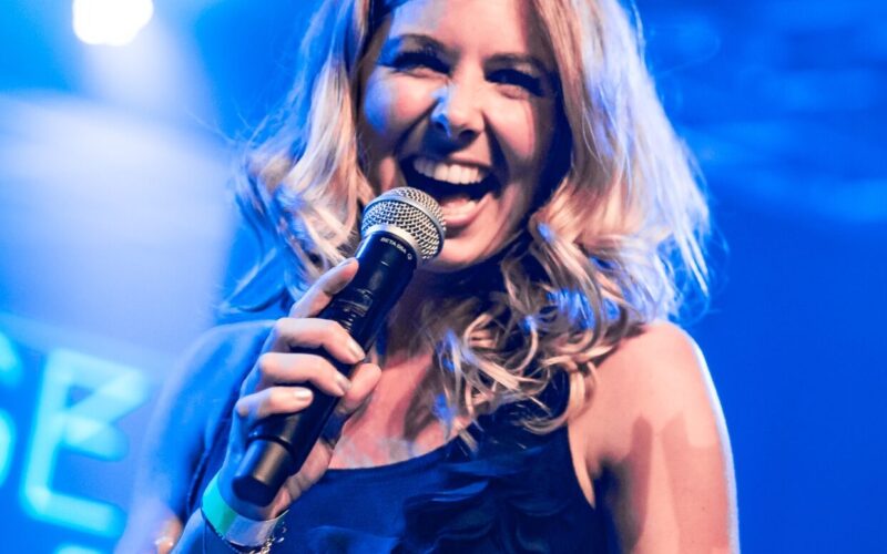 Zangeres Rosanne de With boek je bij Burolivemuziek.nl