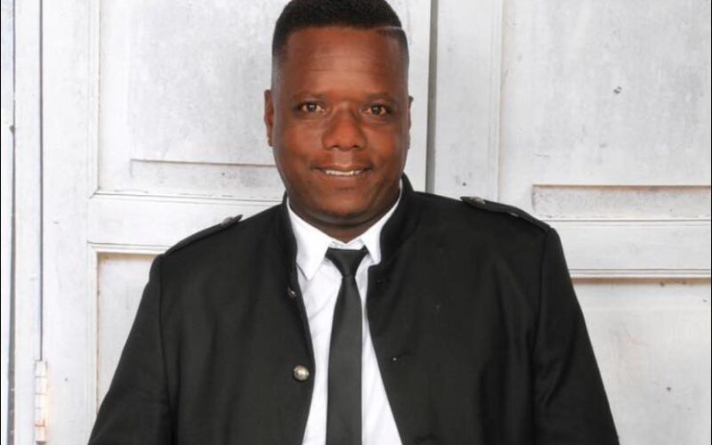 Volkszanger Orlando Uitenwerf Boek je bij Burolivemuziek.nl