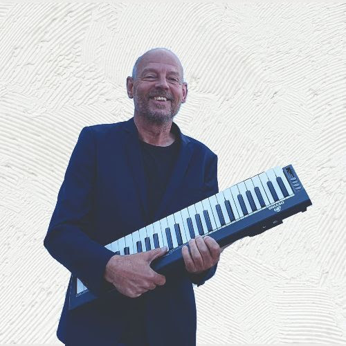 One man piano band boek je bij Burolivemuziek.nl