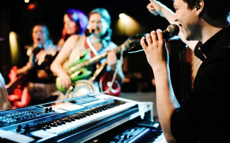 Mike's Pianoshow burolivemuziek.nl