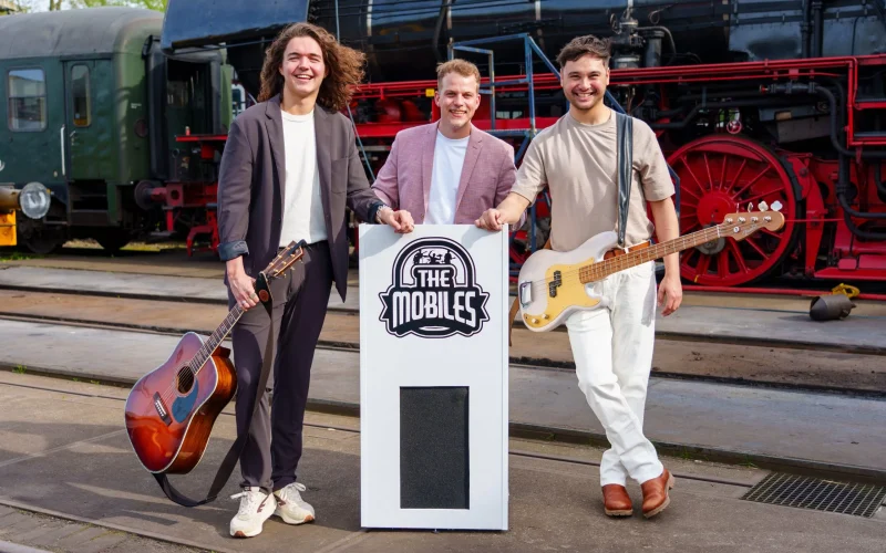 The Mobiles Boek je bij Burolivemuziek.nl